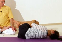 800px-Seitliche_Rueckenrolle_2