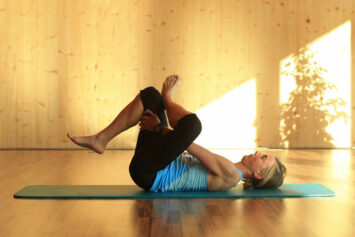 knie-zur-brust-dehnung